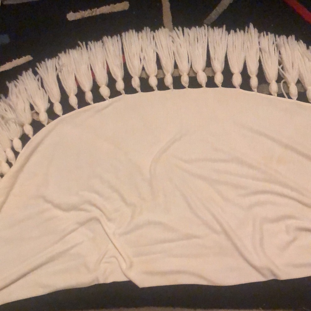 Beautiful vintage shawl with giant tassels. - Picture 7 of 8